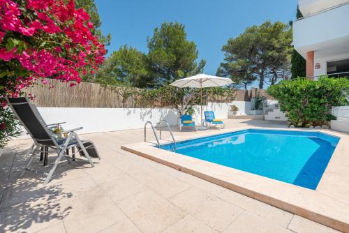 Bazén v ubytování Villa Violeta for 8 with swimming pool and beach views nebo v jeho okolí