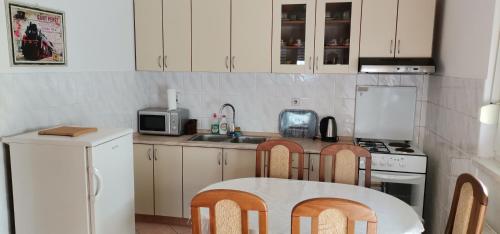 Kuhinja ili čajna kuhinja u objektu Apartman Stepa