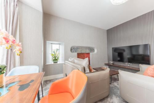 Televisyen dan/atau pusat hiburan di The Old Stamp House Retreat- Three En-suite Bedrooms Central Village Location
