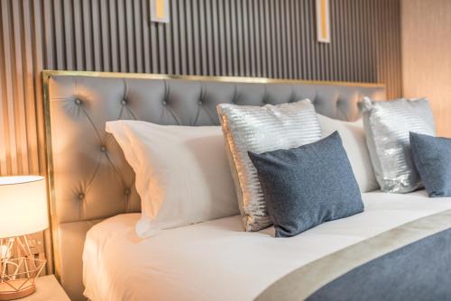 Katil atau katil-katil dalam bilik di The Old Stamp House Retreat- Three En-suite Bedrooms Central Village Location