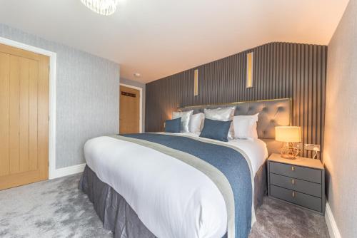 Katil atau katil-katil dalam bilik di The Old Stamp House Retreat- Three En-suite Bedrooms Central Village Location