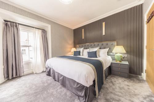 Katil atau katil-katil dalam bilik di The Old Stamp House Retreat- Three En-suite Bedrooms Central Village Location