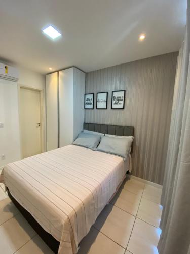 ein Schlafzimmer mit einem großen Bett in einem Zimmer in der Unterkunft Muro Alto Condomínio Clube - Apto 314 in Porto De Galinhas