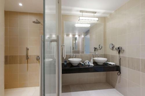חדר רחצה ב-Radisson Blu Anchorage Hotel