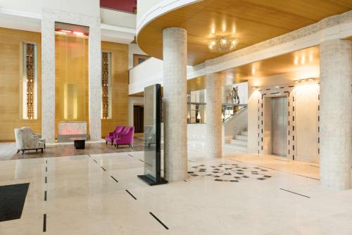 The lobby or reception area at Radisson Blu Anchorage Hotel