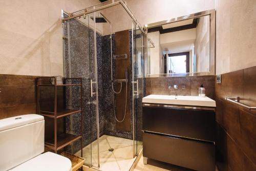 A bathroom at Divi Apartments Villa Reyes 2