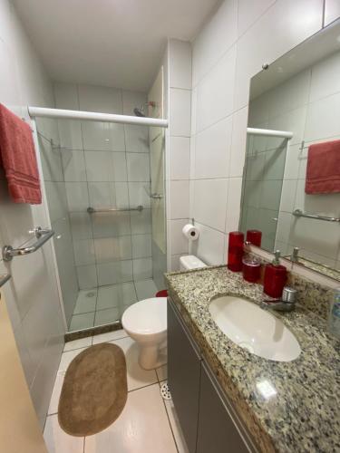 ein Badezimmer mit Waschbecken, Toilette und Dusche in der Unterkunft Muro Alto Condomínio Clube - Apto 314 in Porto De Galinhas