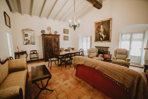 a living room with a couch and a table at Posada La Casa Del Pintor in Carmona