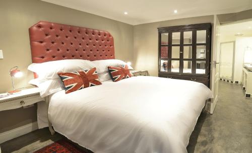 Katil atau katil-katil dalam bilik di Duke & Duchess Boutique Hotel