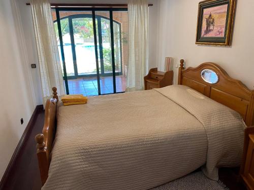 トロイアにあるPenalva Beach Houseのベッドルーム1室(ベッド1台、大きな窓付)