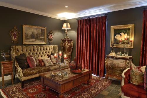 Ruang duduk di Duke & Duchess Boutique Hotel