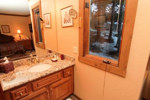 a bathroom with a sink and a large mirror at Mountainback #17, Den in Mammoth Lakes