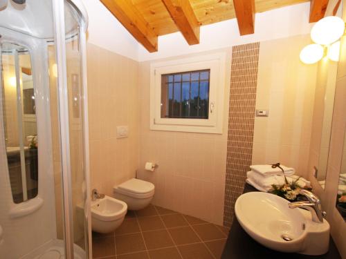 a bathroom with a sink and a toilet and a window at Residence Regina dei Prati in Mason Vicento