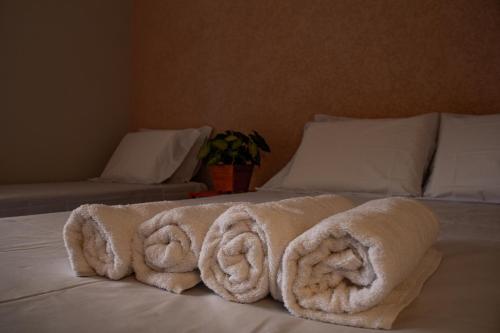 uma pilha de toalhas sentadas em cima de uma cama em Divina Pousada na Ilha de Boipeba