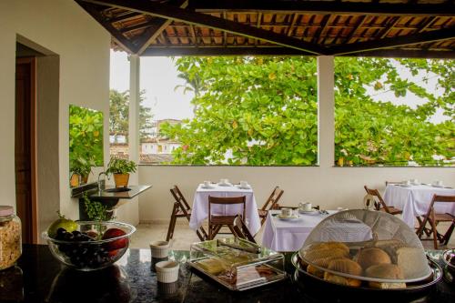 uma mesa com comida em cima num restaurante em Divina Pousada na Ilha de Boipeba