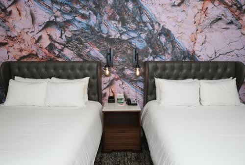 Säng eller sängar i ett rum på Hotel Indigo Naperville Riverwalk, an IHG Hotel