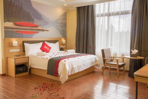 Habitación de hotel con cama, silla y ventana en Ivy Hotel, Bishoftu, en Debre Zeyit