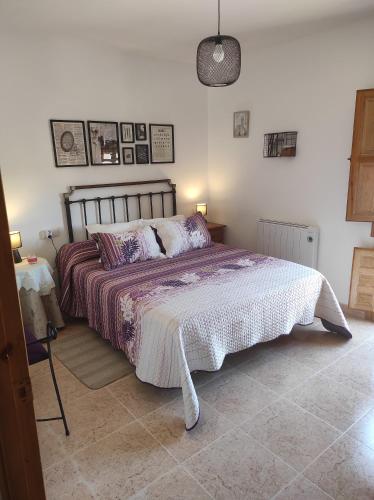 1 dormitorio con 1 cama grande en una habitación en Casas Los Carabos La Cueva en Letur