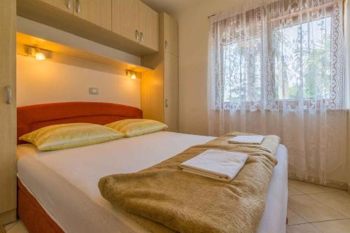 One-Bedroom Apartment in Crikvenica 8 tesisinde bir odada yatak veya yataklar