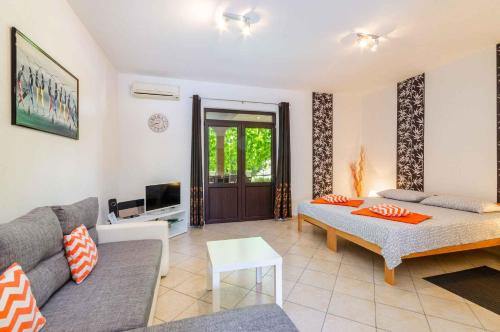 Posteľ alebo postele v izbe v ubytovaní One-Bedroom Apartment in Crikvenica IV