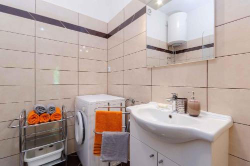 małą łazienkę z umywalką i białą umywalką w obiekcie One-Bedroom Apartment in Crikvenica IV w Crikvenicy