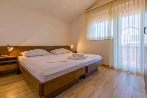 Säng eller sängar i ett rum på Two-Bedroom Apartment in Crikvenica XXXVI