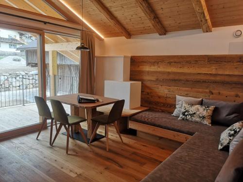 a living room with a table and a couch at Mudlerhof in Prateria