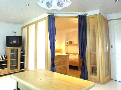 Zimmer mit einem Schlafzimmer mit einem Bett und einem Kronleuchter in der Unterkunft Ferienwohnung Held in Waging am See