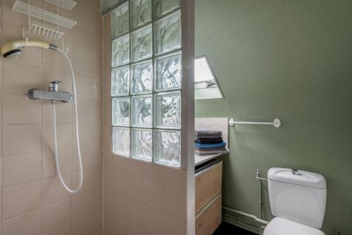 a bathroom with a shower and a toilet in it at Joli appartement - 4min à pieds de la plage in Asnelles