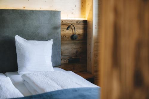 Ein Bett oder Betten in einem Zimmer der Unterkunft zum Wohle
