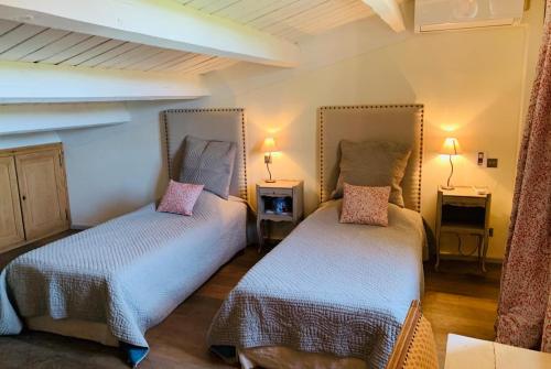 2 camas en una habitación con 2 lámparas en Villa Terrubi en Provence au Domaine Fontainebleau, en Le Val