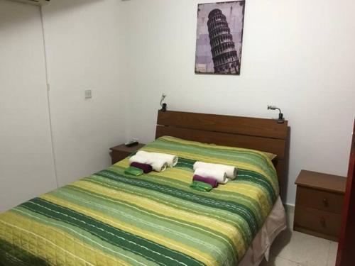מיטה או מיטות בחדר ב-Destalo Court Larnaca Apartment