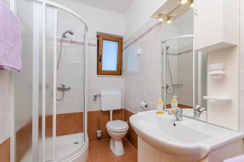 Kúpeľňa v ubytovaní Two-Bedroom Apartment Crikvenica 5