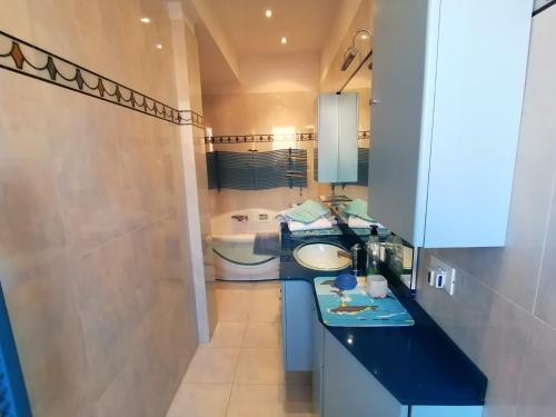 a bathroom with a sink and a tub at Casa pergoletto in Venice