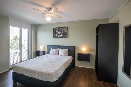 Postel nebo postele na pokoji v ubytování SKYLINE Exclusive Penthouse Apartments