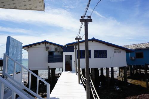 a house on the beach with a wooden boardwalk at Baan I Taley On Sea Koh Larn in Ko Larn