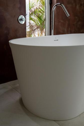 Ένα μπάνιο στο COCO by AGM Resorts