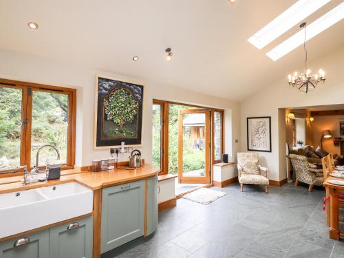 cocina con fregadero y encimera en Eagle Farmhouse, en Glenridding