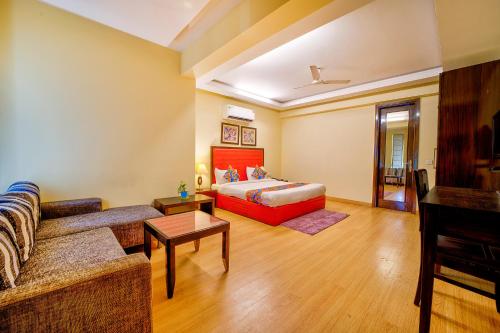 sala de estar con sofá y cama en FabHotel Rivlet, en Gurgaon