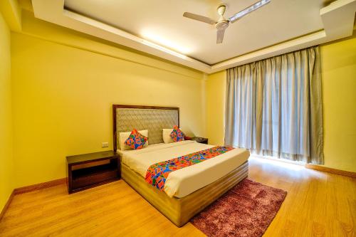 una camera con un grande letto e una finestra di FabHotel Rivlet a Gurgaon