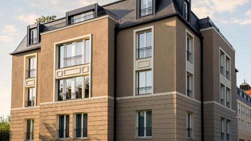 un edificio in mattoni con finestre e tetto di Parkhotel Landau a Landau in der Pfalz