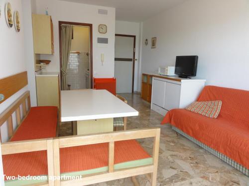 ビビオーネにあるSmeralda - Appartamentiのリビングルーム(ベッド1台、テーブル、ソファ付)