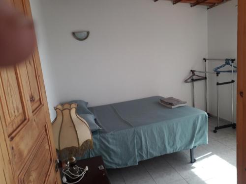 1 dormitorio con 1 cama con sábana azul en Ponta Gato Residence en Tarrafal