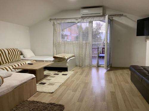 uma sala de estar com um sofá e uma mesa em Venecia Plaza Struga em Struga