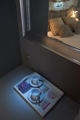 a tray with two dishes and a mirror on a table at Logis Hôtels Troglododo in Azay-le-Rideau