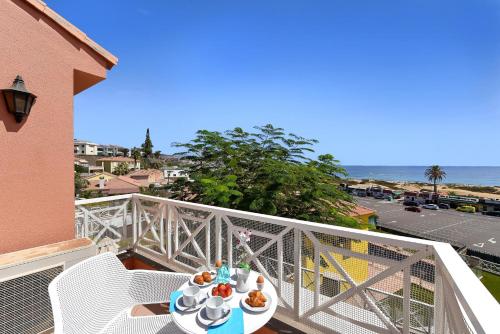 un balcone con tavolo e cibo sopra di Chalet Santa Ana 7 by VillaGranCanaria a Playa del Ingles