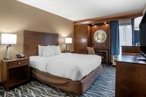 Un pat sau paturi într-o cameră la Comfort Inn & Suites Newark - Wilmington
