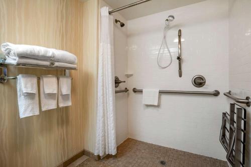 Bathroom sa Comfort Inn & Suites Newark - Wilmington