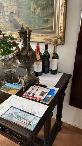 ein Tisch mit drei Flaschen Wein drauf in der Unterkunft Casa da Praça - Mourão in Mourão