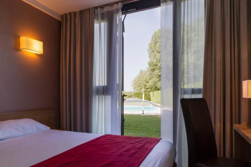 Säng eller sängar i ett rum på The Originals City, Hôtel Le Sextant, Toulouse Sud